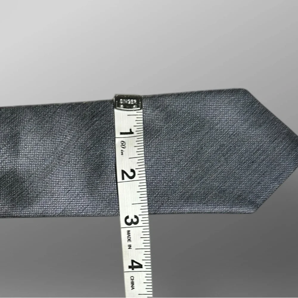 Michael Kors Men’s Silver & Blue Silk Blend Tie 58″ Elegant Classic